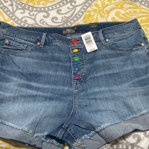 Torrid Psyche Pride Button 5in Shorts